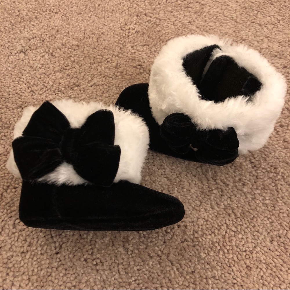 NWOT Baby girl black and white booties sz 2 (3-6m)